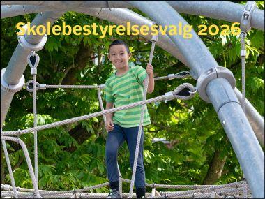 Dreng på legestativ